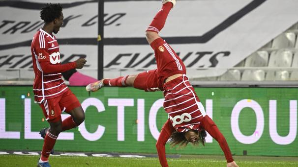 <p>Torschütze und Turner: Nach seinem Treffer zum 1:0 glänzt Lüttichs Marlon Fossey auch beim Radschlagen.</p>