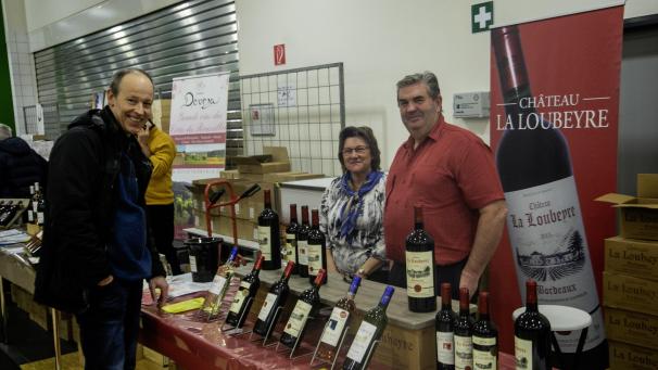 <p>Das Ehepaar Grusset (hier mit ihrem Gastgeber) macht im Bordeaux außergewöhnliche Weine.</p>