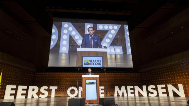 <p>Beim Parteikongress im Dezember stimmte der Vlaams Belang (am Rednerpult: Parteichef Tom Van Grieken) seinen Klassiker „Unsere Menschen zuerst“ an.</p>