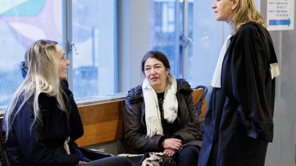 <p>Chovanecs Witwe Henrietta Chovancova, eine nicht identifizierte Frau und die Anwältin Ann Van de Steen vor einer Sitzung der Ratskammer von Charleroi.</p>