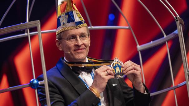 <p>Daniel Günther (CDU) hält nach seiner Ritterrede bei der Festsitzung zur Verleihung des „Orden wider den tierischen Ernst“ seinen Orden in die Kameras.</p>