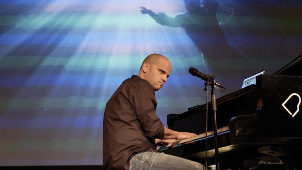 <p>Singer-Songwriter Andy Houscheid präsentierte sein Soloprogramm im Alten Schlachthof.</p>