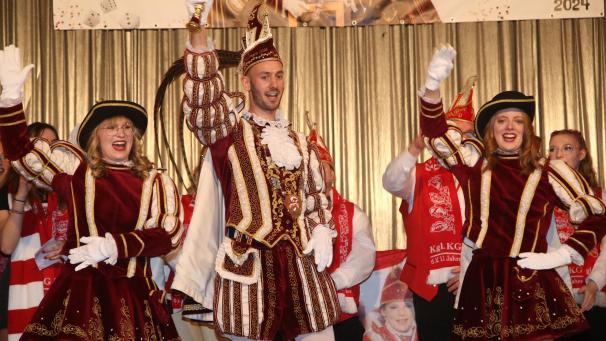 <p>Das neue Dreigestirn Anika, Yannick I. und Anabel (re) (©Foto NC-Media)</p>