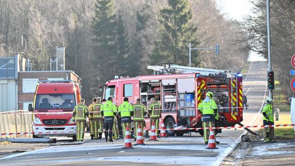 <p>Die Einsatzkräfte waren lange Zeit am Unfallort unweit des Flugplatzes beschäftigt.</p>