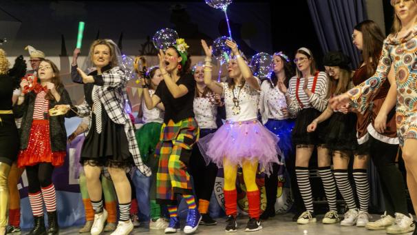 <p>Alle Besucherinnen auf dieser wohl buntesten Sitzung Ostbelgiens sind kostümiert.</p>