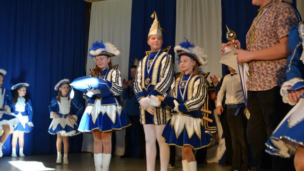 <p>Liam I. und seine Pagen Sina und Mayla freuen sich auf Karneval.</p>