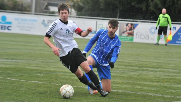 <p>In der Saison 2017-18 trug Markus Klauser (links, gegen den FC Eupen um Luka Tonkovicim November 2017) zuletzt das St.Vither Trikot. Ab Sommer streift er es sich wieder über.</p>