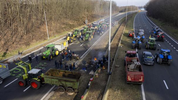 <p>Mit ihren Traktoren blockierten Landwirte mehrere Autobahnen in der Wallonie und taten es ihren Kollegen in Frankreich gleich.</p>