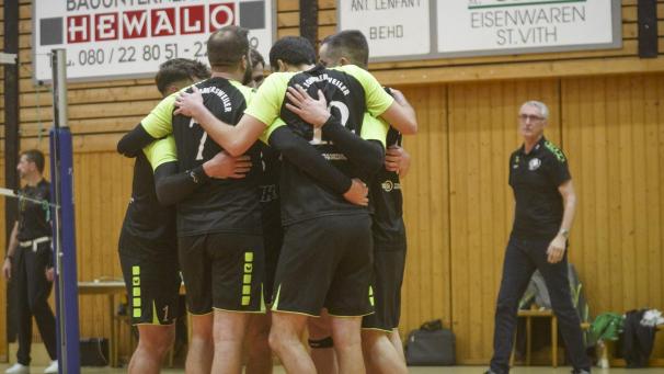 <p>Und wieder drei Punkte: Lommersweiler bejubelt den Sieg gegen Genk B.</p>