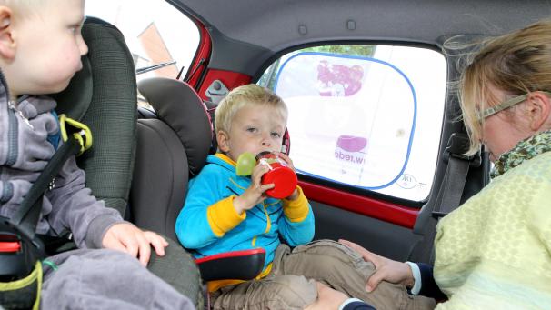 <p>Bis ein Kind eine Körpergröße von 1,35 Meter erreicht hat, muss es in einem Autokindersitz befördert werden.</p>