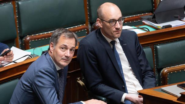 <p>Alexander De Croo (links)und Vincent Van Peteghem (rechts)in der Kammer</p>
