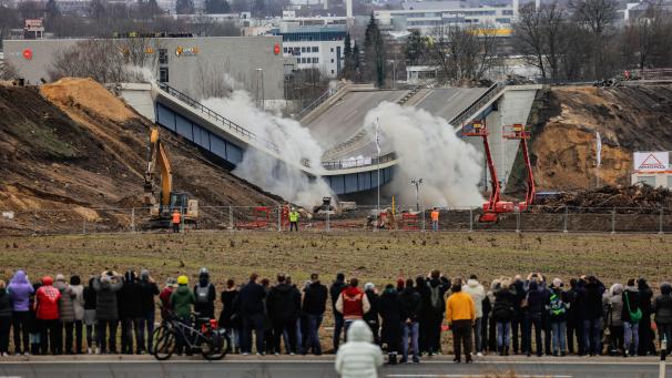 <p>Schaulustige haben die Sprengung der Haarbachtalbrücke beobachtet.</p>