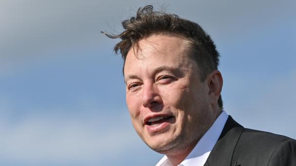 <p>Elon Musk, Tesla-Chef, steht auf der Baustelle der Tesla Gigafactory.</p>