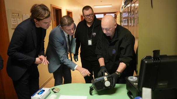 <p>Der föderale Justizminister Paul Van Tigchelt (2.v.l.) war bei der Vorstellung in Gent vor Ort.</p>