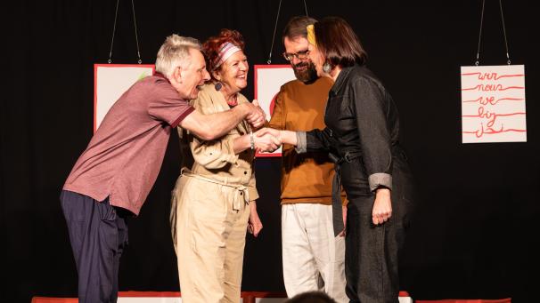 <p>Paul (André Arens) und Linda (Nicole Adams) sowie Mario (Guido Lambertz) und Barbara (Britta Plattes) haben im Grunde wenig Gemeinsamkeiten. Bis Bobo (oder Klint?) auftaucht.</p>