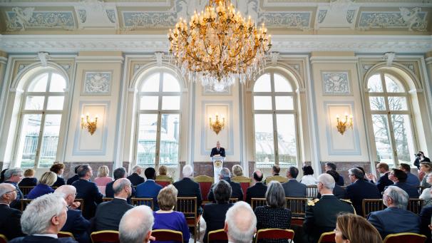 <p>König Philippe bei seiner Ansprache im Schloss von Laeken, seinem Wohnsitz: Weniger prunkvoll als der Thronsaal im Palast, seinem Arbeitsplatz, wo der Neujahrsempfang für die hohen Amtsträger des Landes normalerweise stattfindet.</p>