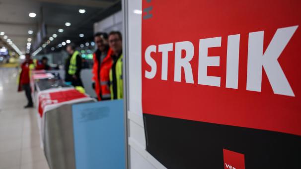 <p>Ein Streikposten steht bei einem Warnstreik am Flughafen Köln/Bonn im Terminal.</p>
