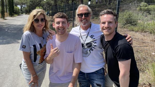 <p>Einen Schnappschuss mit Robert und Carmen Geiss ließen sich Max Scholl (2.v.l.) und sein Kollege Mirko Nyssen (ganz rechts) nach der getanen Arbeit natürlich nicht entgehen.</p>