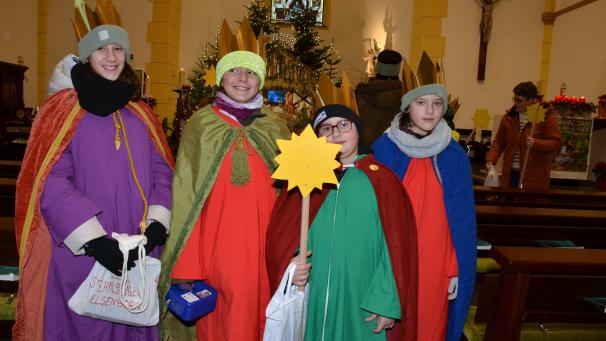 <p>Die Sternsingeraktion dieses Jahres erzielte erneut einen Rekordbetrag an Spenden. Hier die Könige und Sternenträger aus Elsenborn.</p>