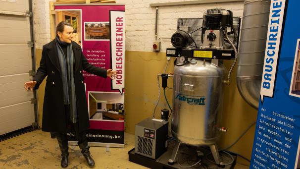 <p>ZAWM-Direktorin Claudia Thissen zeigte sich stolz und zufrieden über die langjährige Kooperation mit der Schreinerinnung, die jetzt eine neue Druckluftanlage finanziert hat.</p>