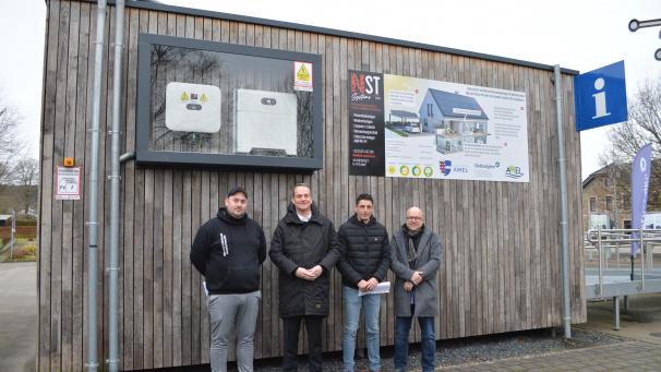 <p>Christoph Noel (NST-Systems), DG-Ministerpräsident Oliver Paasch und die Ameler Schöffen Patrick Heyen und Stephan Wiesemes (v.l.n.r.) präsentierten am Mittwoch das neue Batteriespeichersystem am Tourist-Info-Gebäude in Montenau.</p>