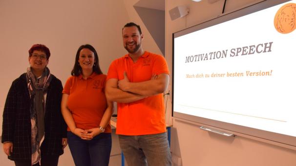 <p>Schulleiterin Cécile Volders zusammen mit Soana und Jânos Mackels (von links).</p>