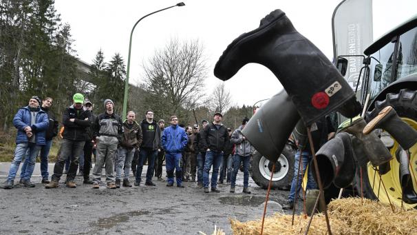 <p>Viel Symbolkraft war am Mittwochmorgen mit im Spiel: Die Kundgebung fand an der deutsch-belgischen Grenze statt, um darauf aufmerksam zu machen, dass die Probleme der Landwirte europäischer Natur sind. Außerdem ist der umgedrehte Stiefel an einem Stock Zeichen des Protestes geworden – nach dem Motto: „Wir lassen uns nicht ausrangieren.“</p>