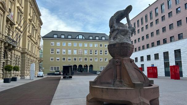 <p>Der Silvius-Magnago-Platz in Südtirols Hauptstadt Bozen, links der Sitz der Landesregierung, in der Mitte das Parlamentsgebäude.</p>