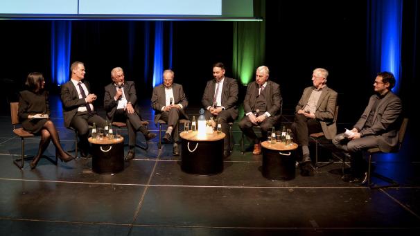 <p>Ministerpräsident Oliver Paasch mit den ehemaligen Ministern Mathieu Grosch, Bernd Gentges, Harald Mollers, Karl-Heinz Lambertz und Hans Niessen (von links), ganz links Moderatorin Heike Verheggen, rechts Moderator Olivier Krickel.</p>