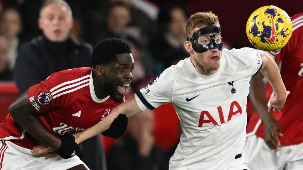 <p>Neuer Klub? Belgiens Nationalspieler Orel Mangala, hier gegen „Maskenmann“ Dejan Kulusevski von Tottenham Hotspur, steht vor einem Wechsel von Nottingham Forrest zu Olympique Lyon.</p>