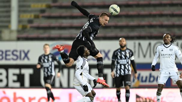 <p>Charleroi zieht vorerst auf drei Punkte davon.</p>