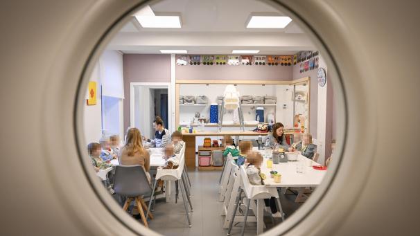 <p>Frühstück in geselliger Runde: Blick in den Essensraum der Post Minis an der Eupener Schulstraße. Die Einrichtung hat den Schritt vom Tagesmütterhaus zur Kinderkrippe vollzogen.</p>