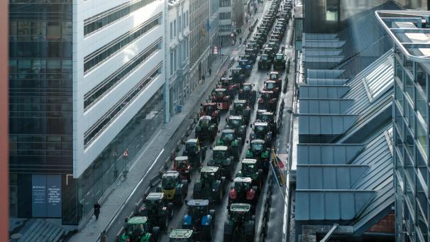 <p>Traktoren so weit das Auge reicht, hier in der Ausfallstraße Rue Belliard.</p>