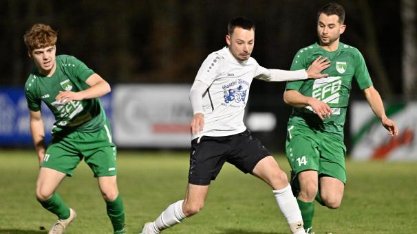 <p>Trägt weiter das St.Vither Schwarz-Weiß: Dylan Kohn (Mitte).</p>