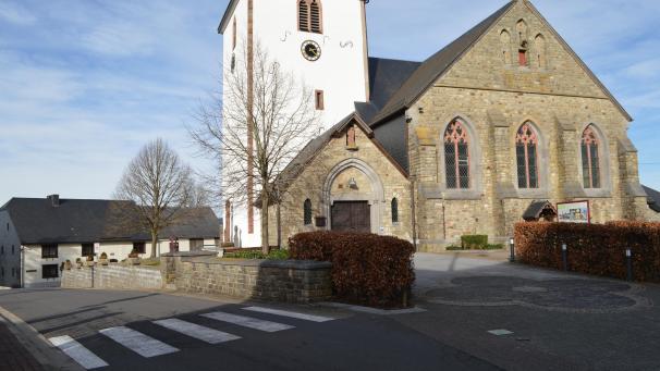 <p>Der Fußgängerweg am Kirchweg in Büllingen wird verlegt, weil er derzeit in eine Hecke mündet.</p>