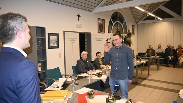 <p>Eidesleistung vor Bürgermeister Daniel Franzen: Yannick Pfeiffer wird als Nachfolger von Reiner Langer zum 1. März neuer Finanzdirektor der Gemeinde Bütgenbach.</p>