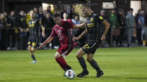 <p>Chris Klöcker (rechts, gegen Oudlers Gino Coumont) trifft auf Ex-Klub Lontzen.</p>