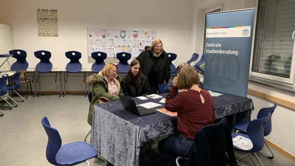 <p>Über 30 Hochschulen, Berater und Berufsvertreter werden im Königlichen Athenäum Fragen beantworten.</p>