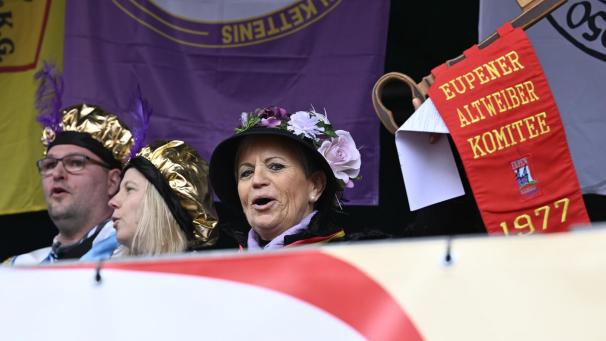 <p>Andrée Leffin (r.), Präsidentin des Eupener Altweiberkomitees, feilt seit Monaten an ihrer Rede. Die Stadtverantwortlichen dürfen sich warm anziehen.</p>