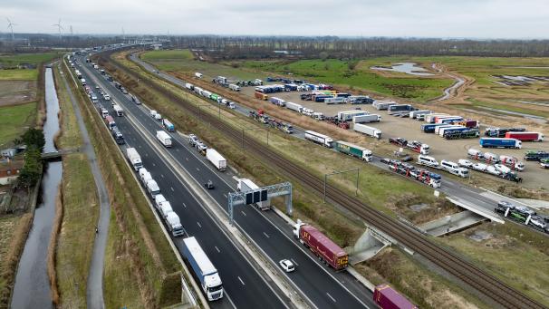 <p>2.000 Lastwagen stehen am Hafen von Zeebrugge in der Warteschlange. Die Landwirte hoben am Freitag die Blockade auf, die gestrandeten Laster wurden von der Polizei in den und aus dem Hafen geleitet.</p>
