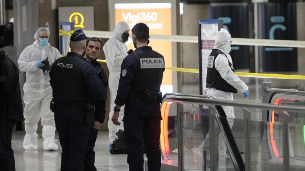 <p>Einsatzkräfte hätten den Täter im Bahnhof Gare de Lyon überwältigt.</p>