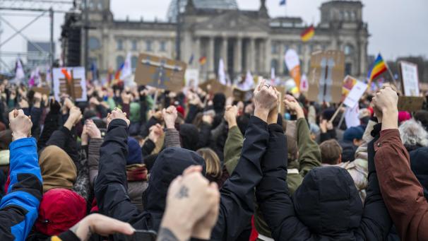 <p>Mit der Demonstration wollen die Teilnehmer ein Zeichen des Widerstands gegen rechtsextreme Umtriebe setzen.</p>