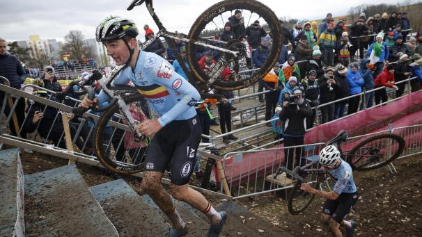 <p>Emie Verstrynge auf dem Weg zu Silber – vor seinem Landsmann Jente Michels (rechts).</p>