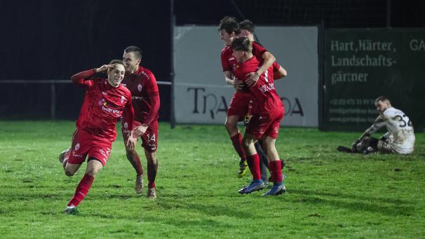 <p>Felix Brock (vorne) sicherte Lontzen endgültig die drei Punkte in Walhorn.</p>