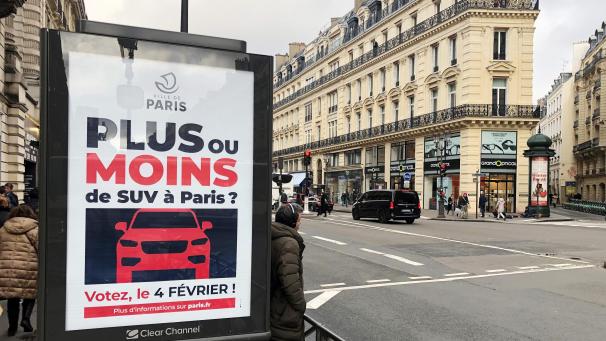 <p>Auf einer Werbetafel informiert die Stadt Paris über eine Bürgerbefragung zu erhöhten Parkgebühren für SUV</p>
