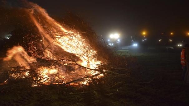 <p>Das Mahnfeuer fand am Freitagabend auf einem Feld zwischen Elsenborn und Bütgenbach statt.</p>