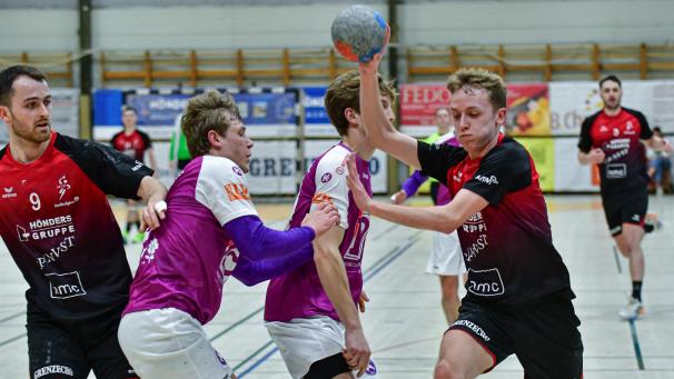 <p>Angeführt von Toptorschütze Yanis Thevissen (rechts), bezwingt Eynatten-Raeren Kortrijk.</p>