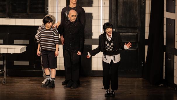 <p>Das Bühnenbild ist schwarz dominiert– denn die Zuschauer erwartet schwarzer Humor.</p>