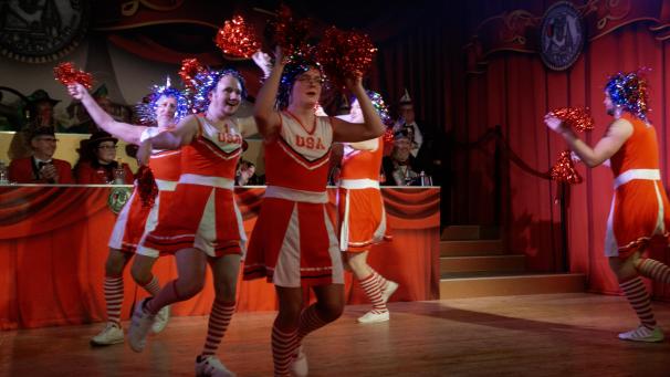 <p>Die KG 1927 hat auch ein Männerballett, das Josy François und die anderen Zuschauer in ihren Bann zieht.</p>