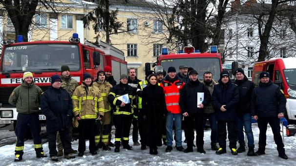 <p>Auf dem Rathausvorplatz der ukrainischen Stadt Chmelnyzkyj nahmen Vertreter aus Politik, Verwaltung, Feuerwehr und Militär Feuerwehrfahrzeuge die Hilfsgüter entgegen.</p>